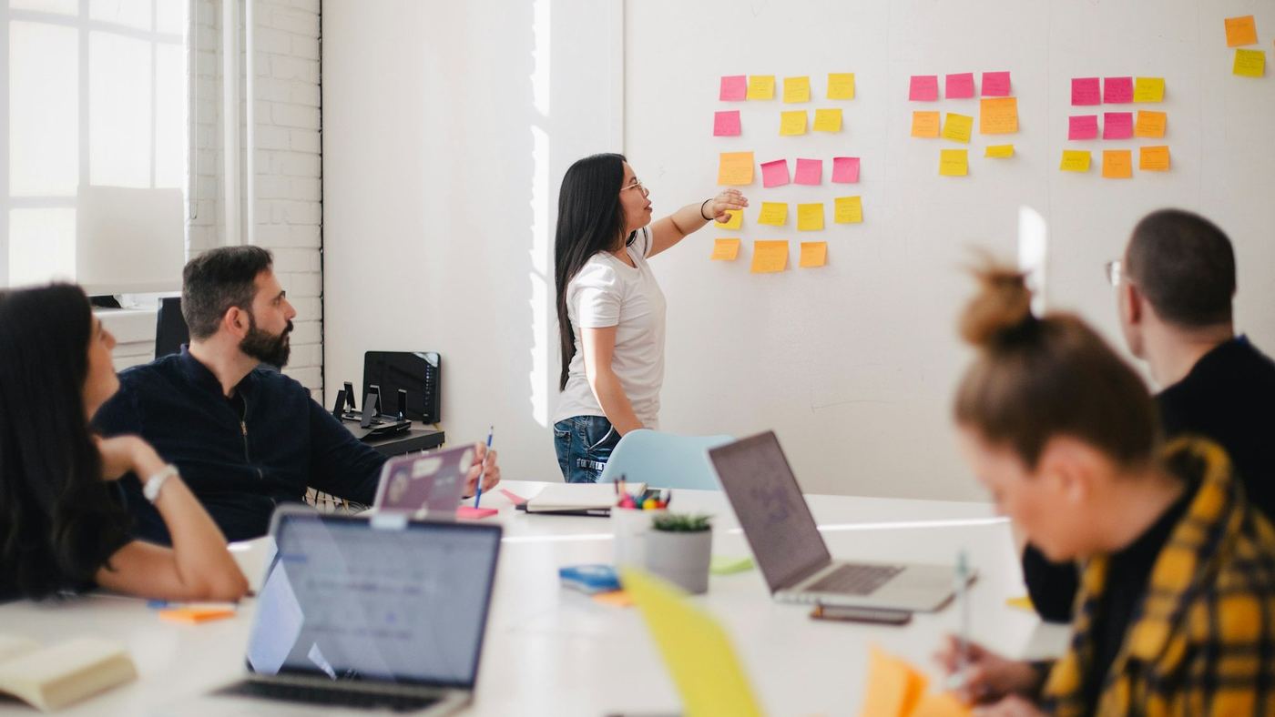 Workshop in einem hellen Raum in Berlin — Teilnehmer arbeiten an einer Ideenwand mit Klebezetteln